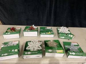 lot 398 image: LOT OF 8 Holiday Time LED Tree Topper