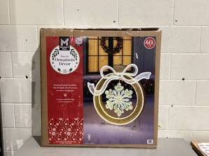 lot 594 image: Members Mark 40 Pre-Lit Ornament Dcor