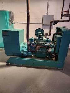 lot 2 image: 30 KW Onan 30.OEK-15R13054N with 537 hours natural gas generator with Onan Transfer Switch