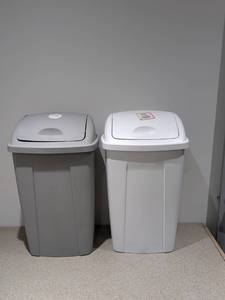 lot 26 image: 2 MAINSTAYS 13GAL. SWING TOP WASTEBASKETS