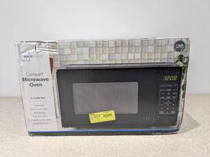 lot 42 image: BRAND NEW MAINSTAYS MICROWAVE OVEN ( SMALL DING FROM SHIPPING )