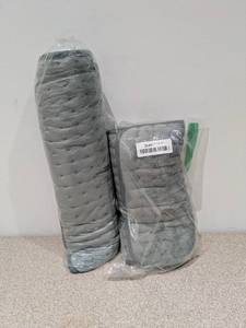 lot 81 image: 2 NEW HEATING PADS