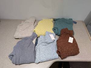 lot 86 image: 6 XS ASSORTED COLOR SWEATERS