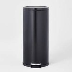 lot 1 image: 30L Round Step Trash Can - Brightroom-Black