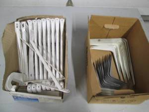 lot 9 image: Lot of assorted shelf brackets...