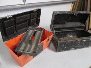 lot 12 image: Sturdy metal tool box with handles ...