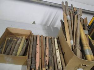 lot 45 image: 3 Boxes of assorted vintage spindle...