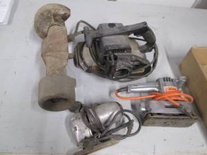 lot 53 image: Power sanders, jig saw and a grindi...