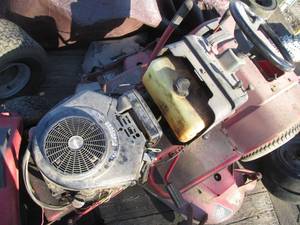 lot 58 image: 18 HP Vanguard mower motor, motor runs well