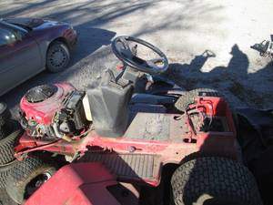 lot 59 image: 18 HP Vanguard mower motor motor ru...
