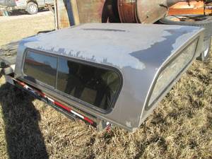 lot 78 image: 6 Topper off a Chevy S10...