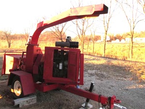lot 01 image: Morbark Log Chipper - 76 HP Cummings diesel engine 12 inch opening with mechanical feed.