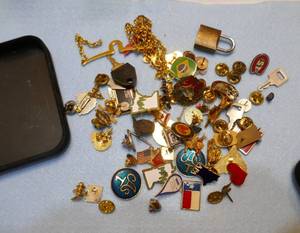 lot 33 image: Group of vintage pins