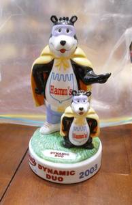 lot 34 image: 2003 Dynamic Duo Hamms Bears ceramic figurine