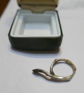 lot 35 image: Vintage snuff ring