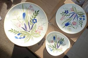 lot 36 image: 3 pieces of vintage Red Wing Pottery Country Garden pattern