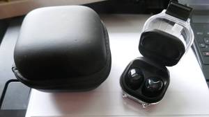 lot 39 image: Samsung R190 ear buds like new
