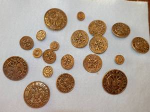 lot 44 image: 24 VintageAntique Military buttons and pins