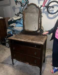 lot 5 image: Antique Vanity Dresser w Mirror and Wheels - AMAZING FIND