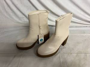 Universal Threads Cream and Brown Memory Foam Boots - 8
