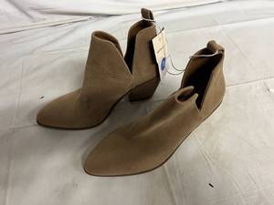 Universal Threads Boots - Size 7