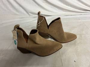 Universal Threads Boots - Size 8