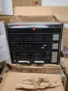 lot 33 image: Vintage Stereo System with Turntable, Tuner, and Amplifier