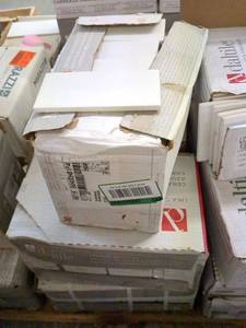 lot 124 image: Lot of 5 Cases of 36 Bright White Ceramic Tiles 3x6