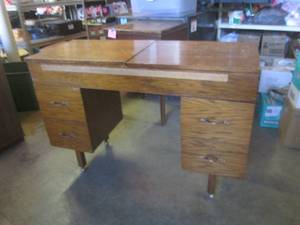 (FRNT) Vintage Wood Desk with 4 Dra...