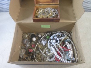 (CS) Assortment of Fashion Jewelry...