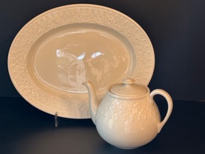 lot 62 image: Vintage WEDGEWOOD Home Sunflowers Large Serving Platter & Tea Pot White on White