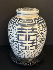 lot 78 image: Stunning Blue & White Porcelain Ginger Jar Double Happiness on Lacquered Base Stand