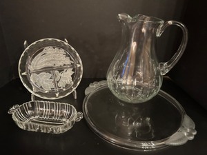 lot 81 image: Vintage Lot of GLASSWARE Serving & Decorative Pieces - Qty 4