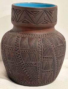 lot 200 image: Vintage SIX NATIONS RESERVE Kanyengeh Pottery Large Vase - Signed JS