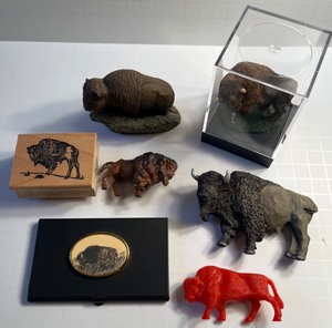 lot 14 image: Vintage Collectible BUFFALO Grouping Including Scrimshaw, Plastic Toys, Resin Sculptures - Qty 7