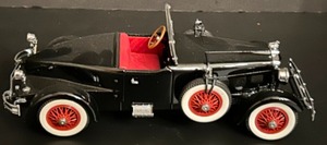 lot 125 image: Danbury Mint 1927 STUTZ BLACKHAWK Roadster Diecast Car Replica