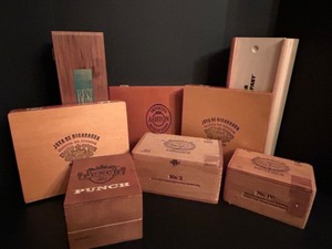 lot 128 image: Vintage Collection of Cedar Wood Cigar & Wine Boxes - Qty 8
