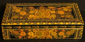 lot 130 image: Antique Folk Art  Olinala Lacquered Wood BOX Birds & Flowers Fine Penwork