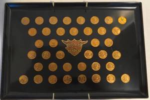 lot 207 image: Vintage COUROC Black Lacquer 40 Presidents Coin Serving Tray 