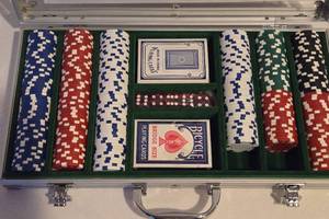 lot 208 image: Casino Style Poker Box Set 