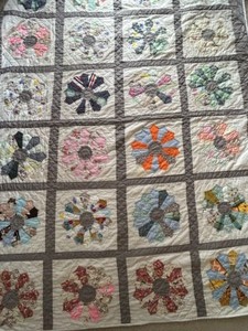 lot 135 image: Vintage Patchwork QUILT - Dresden Plate Patterns - HAND STITCHED