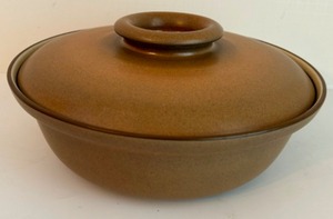 lot 249 image: Vintage Mid-Century HEATH Sandlewood Large 12 Covered Casserole Dish