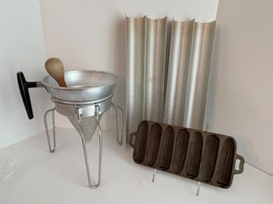 lot 254 image: Cooking & Baking Items Including Wear-Ever Cone Sieve Strainer Colander, French Bread Pans & A Corn Bread Cast Iron Pan