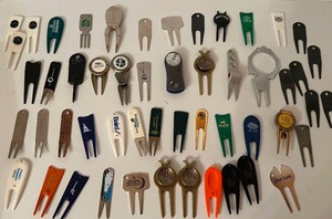 lot 288 image: Vintage Golf Collectible DIVOT TOOLS From Golf Courses & Advertising