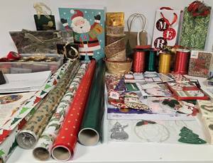 lot 275 image: Christmas Wrapping Paper & Gift Giving Items