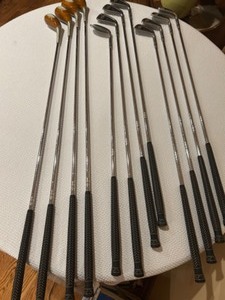 lot 331 image: Like New WILSON Ladies TIARA Full Golf Club Set In Vintage Bag - Qty 12 Clubs