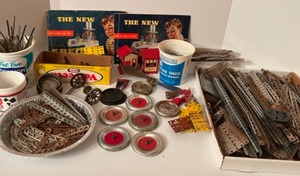 lot 339 image: Vintage 1941 A.C. Gilbert Co. ERECTOR SET Many Parts & Pieces Childs Toy