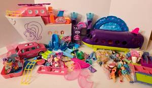 lot 381 image: Collection of Vintage Polly Pocket Playsets & Accessories