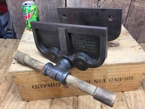 lot 110 image: Antique Abernathy No. 80 Vise - Nice