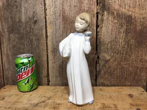 lot 129 image: Vintage Lladro Sleepy Child with PillowClock Porcelain Figure